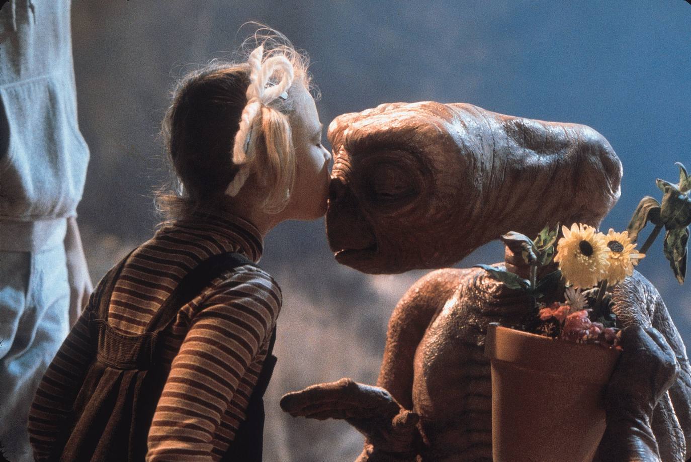 8.- E.T., el extraterrestre (1982) | Un alienígena queda abandonado en la Tierra y es encontrado por Elliot, un niño que lo esconde en su casa, ayudado por su hermana pequeña, y lo bautiza con el nombre de E.T. Mientras Elliot empieza a establecer una fuerte amistad con el extraterrestre, los científicos del gobierno lo buscan por toda la zona. Pero pronto E.T. echará de menos su hogar, e intentará contactar con sus congéneres para que acudan a recogerle. Dirección: Steven Spielberg. Reparto: Henry Thomas, Drew Barrymore y Dee Wallace.