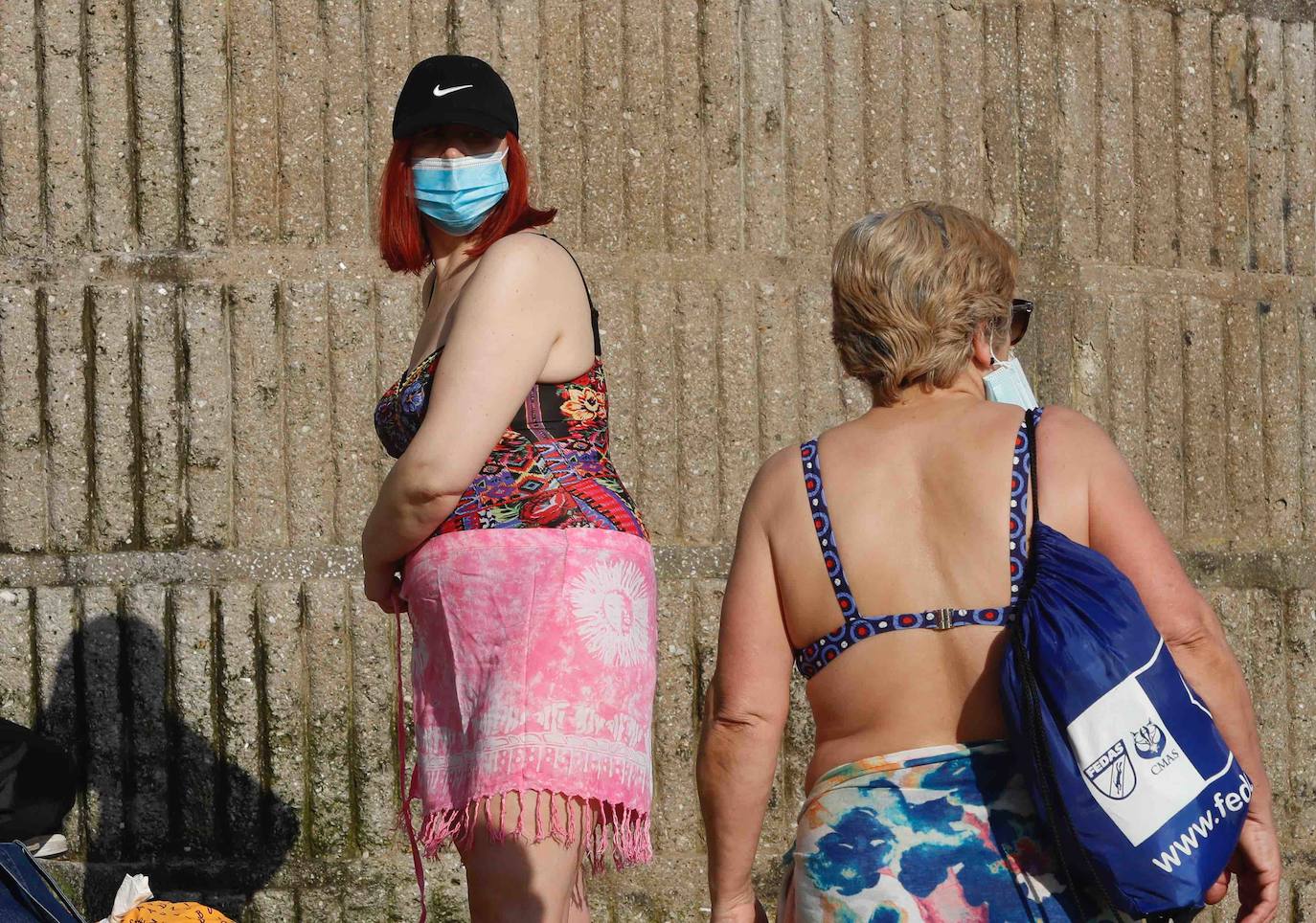 El sol y el buen tiempo han animado a los asturianos a ir a las playas y terrazas, eso sí, ataviados con sus mascarillas —obligatorias desde el jueves en espacios públicos cerrados y lugares abiertos siempre que no se pueda garantizar el distanciamiento de dos metros—. Además, este viernes se ha confirmado que todo el Principado comenzará el lunes la fase 2 de la desescalada del confinamiento por el coronavirus y alguna de las medidas que se adoptará será la reapertura de centros comerciales. 