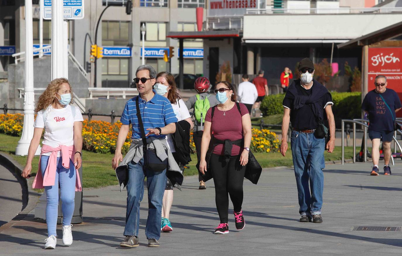 El sol y el buen tiempo han animado a los asturianos a ir a las playas y terrazas, eso sí, ataviados con sus mascarillas —obligatorias desde el jueves en espacios públicos cerrados y lugares abiertos siempre que no se pueda garantizar el distanciamiento de dos metros—. Además, este viernes se ha confirmado que todo el Principado comenzará el lunes la fase 2 de la desescalada del confinamiento por el coronavirus y alguna de las medidas que se adoptará será la reapertura de centros comerciales. 