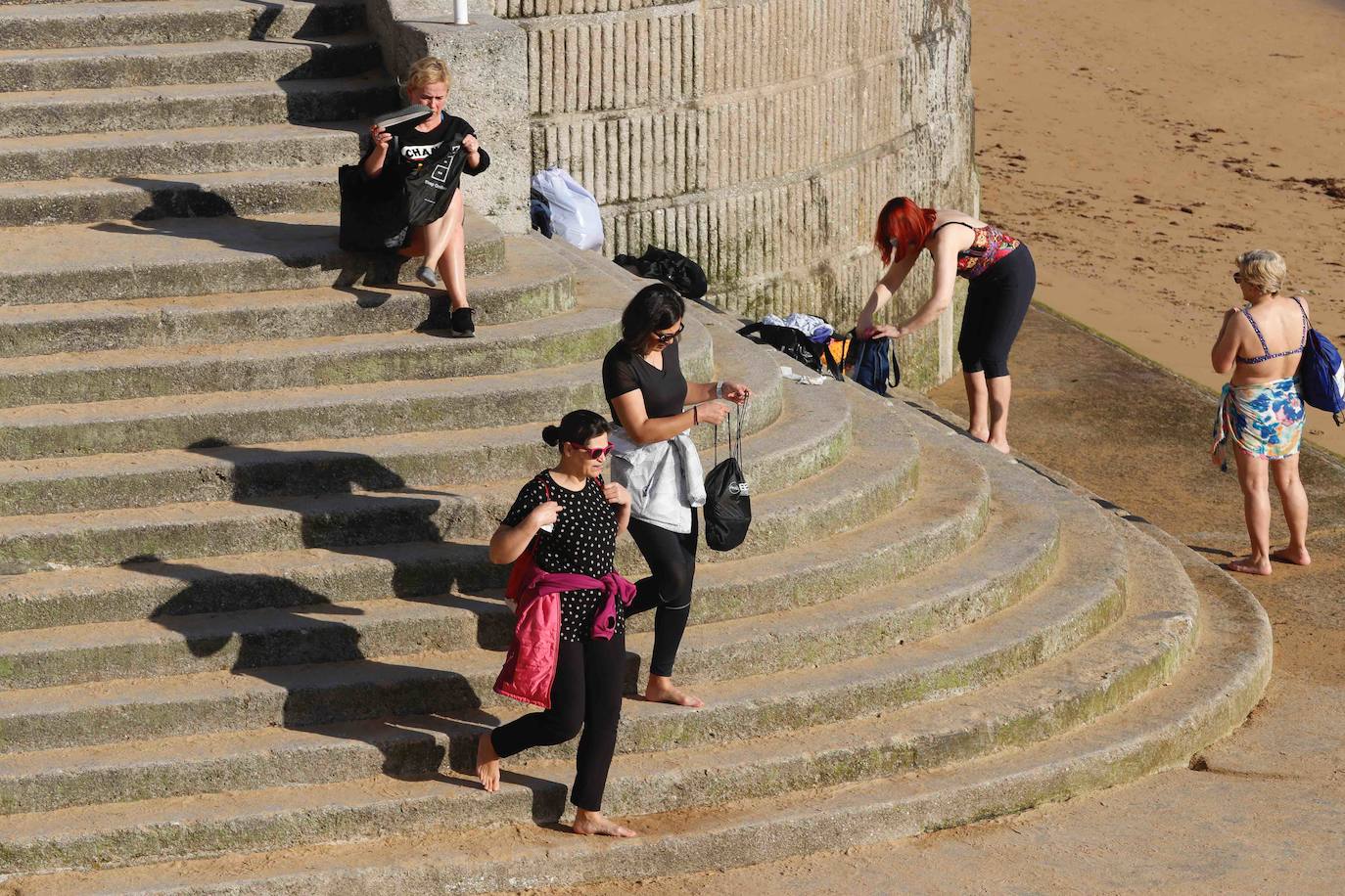 El sol y el buen tiempo han animado a los asturianos a ir a las playas y terrazas, eso sí, ataviados con sus mascarillas —obligatorias desde el jueves en espacios públicos cerrados y lugares abiertos siempre que no se pueda garantizar el distanciamiento de dos metros—. Además, este viernes se ha confirmado que todo el Principado comenzará el lunes la fase 2 de la desescalada del confinamiento por el coronavirus y alguna de las medidas que se adoptará será la reapertura de centros comerciales. 