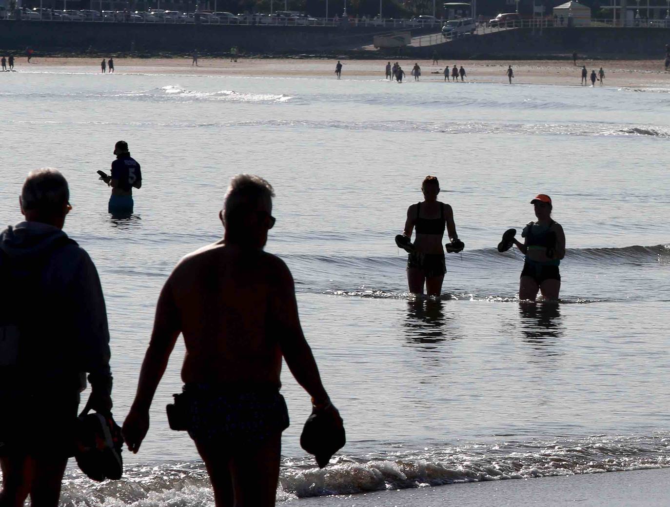 El sol y el buen tiempo han animado a los asturianos a ir a las playas y terrazas, eso sí, ataviados con sus mascarillas —obligatorias desde el jueves en espacios públicos cerrados y lugares abiertos siempre que no se pueda garantizar el distanciamiento de dos metros—. Además, este viernes se ha confirmado que todo el Principado comenzará el lunes la fase 2 de la desescalada del confinamiento por el coronavirus y alguna de las medidas que se adoptará será la reapertura de centros comerciales. 