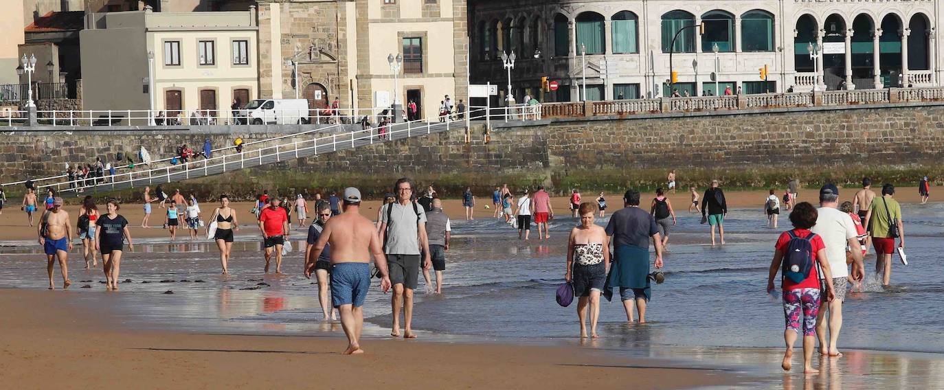 El sol y el buen tiempo han animado a los asturianos a ir a las playas y terrazas, eso sí, ataviados con sus mascarillas —obligatorias desde el jueves en espacios públicos cerrados y lugares abiertos siempre que no se pueda garantizar el distanciamiento de dos metros—. Además, este viernes se ha confirmado que todo el Principado comenzará el lunes la fase 2 de la desescalada del confinamiento por el coronavirus y alguna de las medidas que se adoptará será la reapertura de centros comerciales. 