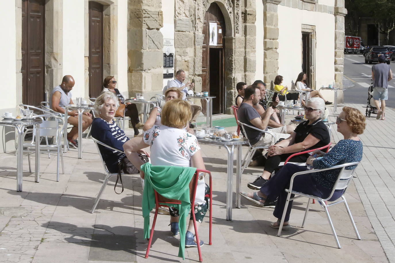 El sol y el buen tiempo han animado a los asturianos a ir a las playas y terrazas, eso sí, ataviados con sus mascarillas —obligatorias desde el jueves en espacios públicos cerrados y lugares abiertos siempre que no se pueda garantizar el distanciamiento de dos metros—. Además, este viernes se ha confirmado que todo el Principado comenzará el lunes la fase 2 de la desescalada del confinamiento por el coronavirus y alguna de las medidas que se adoptará será la reapertura de centros comerciales. 