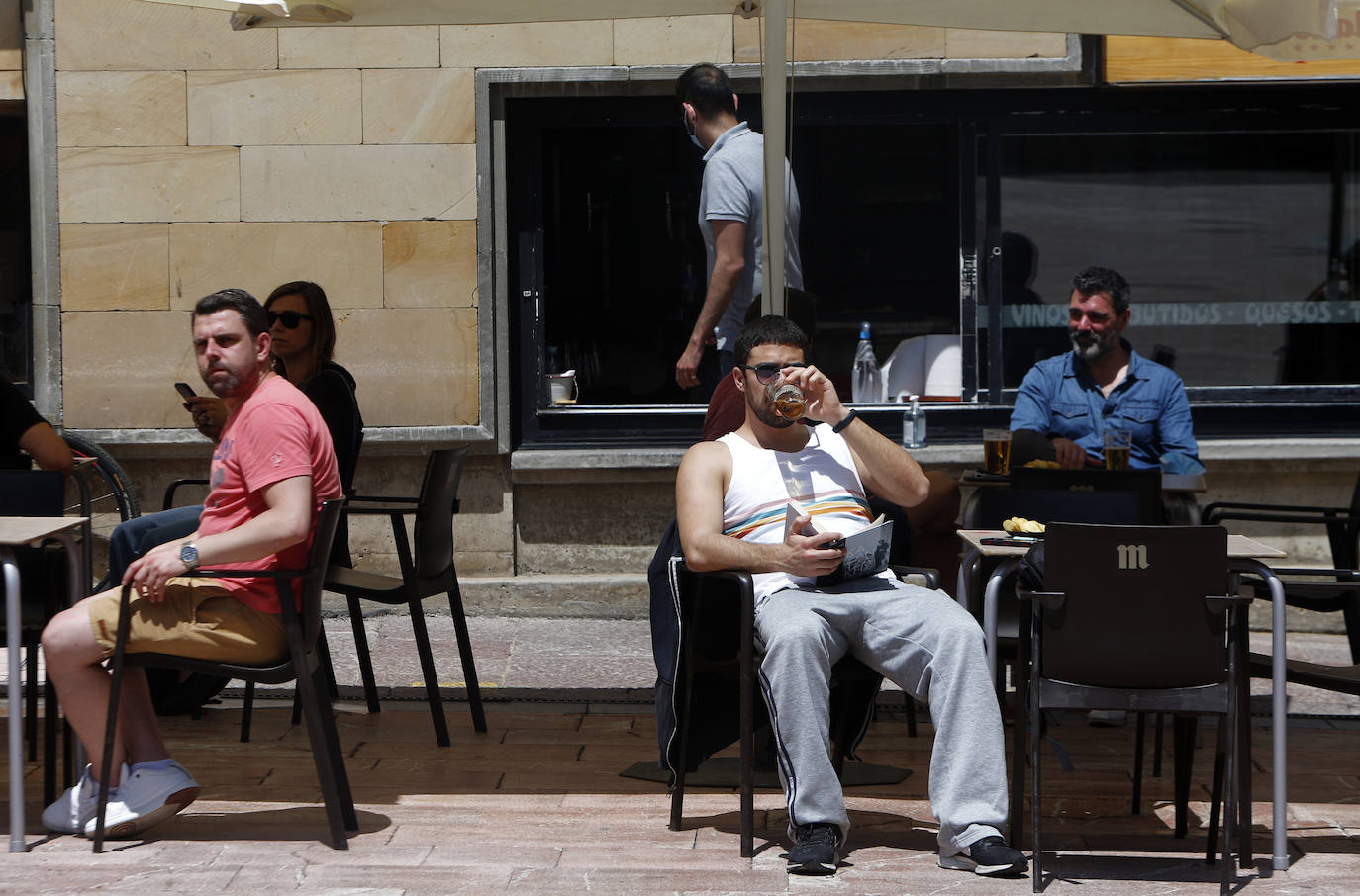 El sol y el buen tiempo han animado a los asturianos a ir a las playas y terrazas, eso sí, ataviados con sus mascarillas —obligatorias desde el jueves en espacios públicos cerrados y lugares abiertos siempre que no se pueda garantizar el distanciamiento de dos metros—. Además, este viernes se ha confirmado que todo el Principado comenzará el lunes la fase 2 de la desescalada del confinamiento por el coronavirus y alguna de las medidas que se adoptará será la reapertura de centros comerciales. 