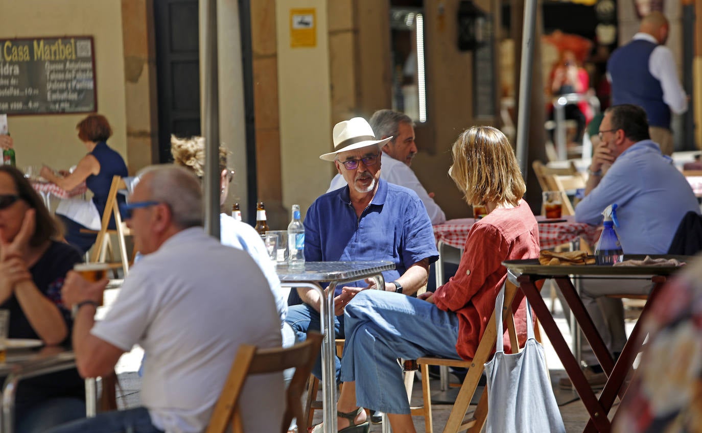 El sol y el buen tiempo han animado a los asturianos a ir a las playas y terrazas, eso sí, ataviados con sus mascarillas —obligatorias desde el jueves en espacios públicos cerrados y lugares abiertos siempre que no se pueda garantizar el distanciamiento de dos metros—. Además, este viernes se ha confirmado que todo el Principado comenzará el lunes la fase 2 de la desescalada del confinamiento por el coronavirus y alguna de las medidas que se adoptará será la reapertura de centros comerciales. 