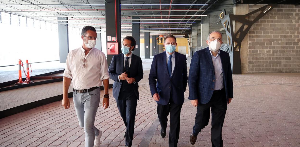 Eduardo Carbajo y José Manuel Ferreira, promotores de El Vasco, flanquean al concejal de Infraestructuras, Nacho Cuesta, y al alcalde, Alfredo Canteli, en su visita al complejo. 