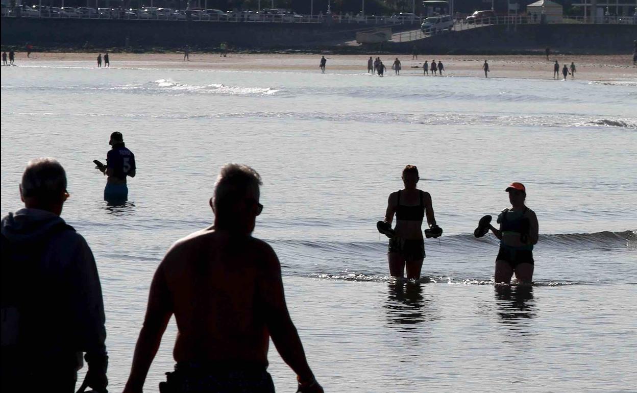 Usuarios de la playa de San Lorenzo, en Gijón. 