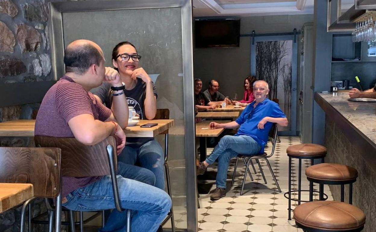 Clientes en el interior del restaurante Casa Miño en Pola de Somiedo este viernes.