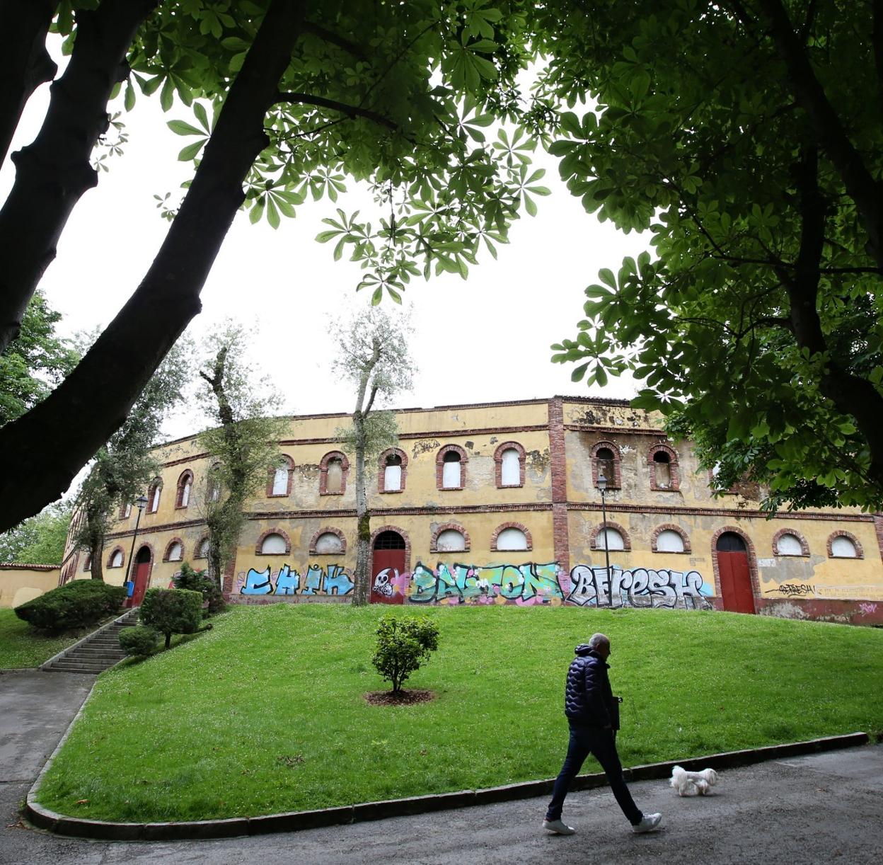 La plaza de toros se construyó en 1889 y en 1917 fue declarada en ruina por primera vez. 