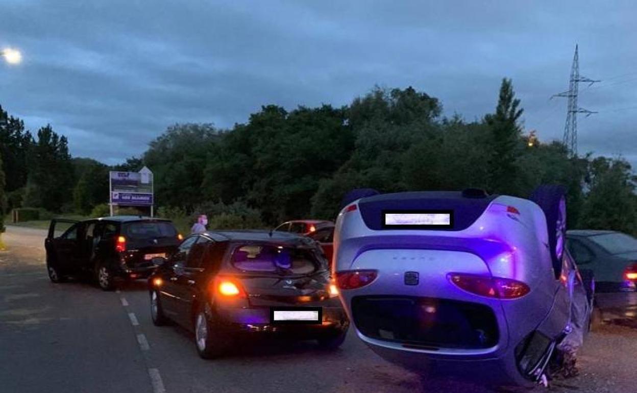 Cinco coches implicados en un accidente en La Fresneda