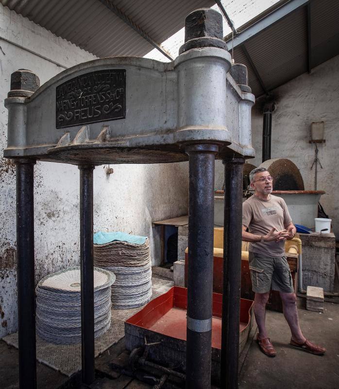 El psicólogo Kevin Lluch uno de los miembros más veteranos del asentamiento ecológico Los Portales de Castilblanco de los Arroyos (Sevilla), en el interior de un molino en el que elaboran su propio aceite