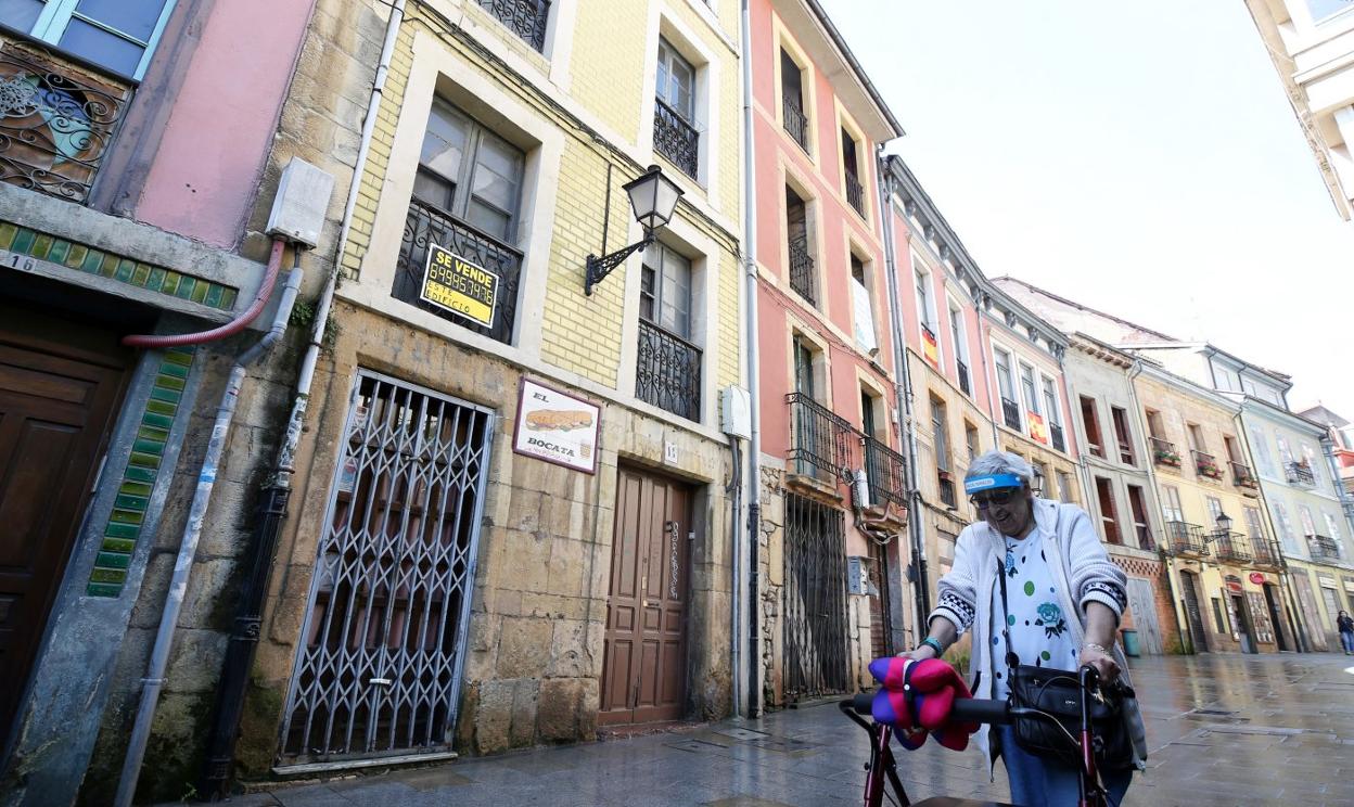 En San Antonio. Un particular vende este inmueble , que albergó una popular bocatería para noctámbulos. 