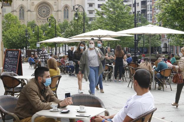 El paseo de Begoña de Gijón, ayer a mediodía, bastante concurrido entre paseantes y clientes de las terrazas. 