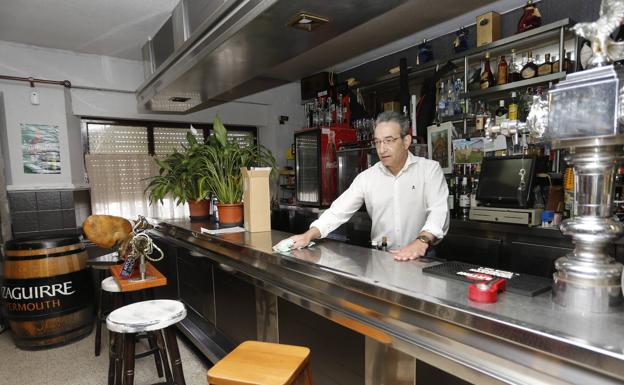 Alfonso Esteban Casa Kilo (Quintes-Villaviciosa)En la barra del restaurante, preparándola para cuando comience a recibir a los primeros clientes. 