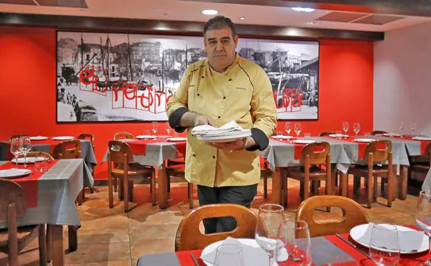 Óscar Menéndez El Retiro de La Guía (Gijón)El chef y propietario del restaurante prepara su comedor para tenerlo listo la próxima semana. 