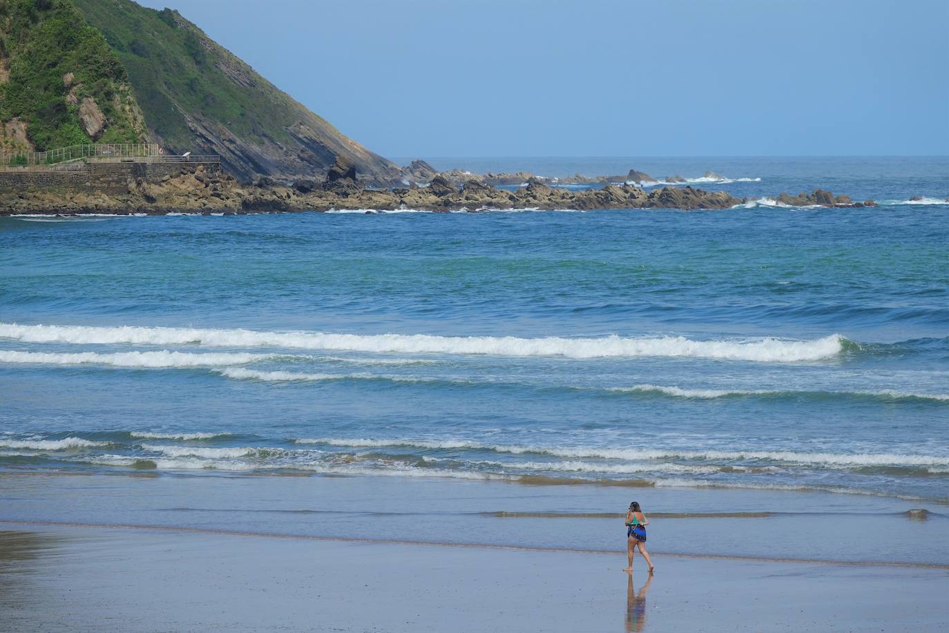 La región disfruta de una mayor apertura en el confinamiento gracias al cambio de fase que tiene efecto a partir de este lunes. Los baños en las playas, el aumento del aforo permitido en terrazas y bares y la posibilidad de juntarse en grupos de más de diez personas está permitido a partir de este momento. 