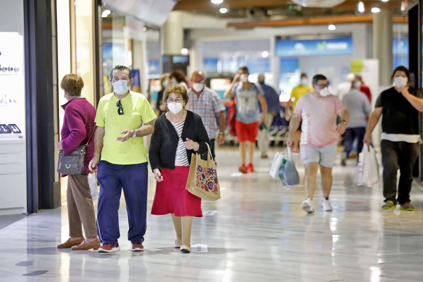 La entrada de Asturias en la Fase 2 ha permitido que los centros comerciales abran sus puertas, así como los locales hosteleros con un aforo de hasta el 50%.