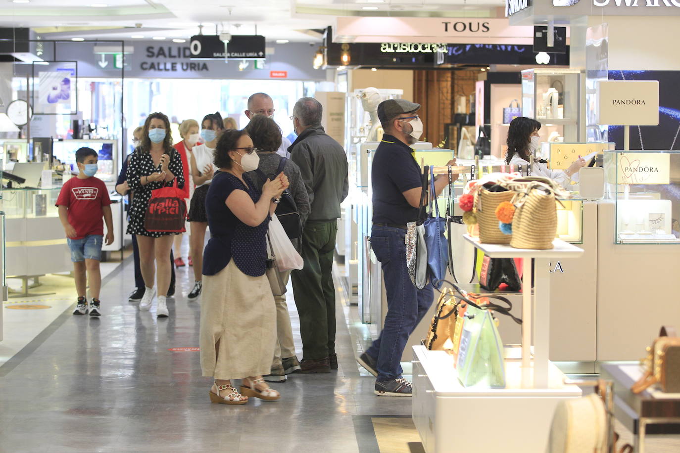 La entrada de Asturias en la Fase 2 ha permitido que los centros comerciales abran sus puertas, así como los locales hosteleros con un aforo de hasta el 50%.