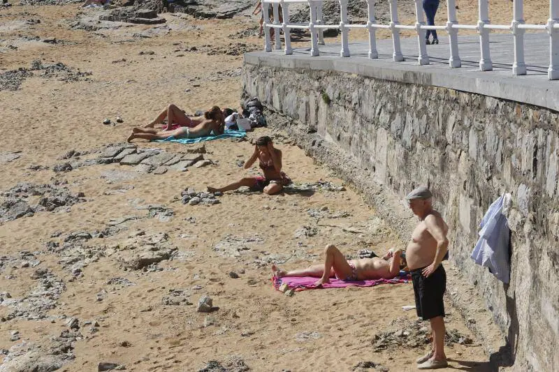 Con la entrada de Asturias en la Fase 2, muchos ciudadanos se han animado a volver a los arenales con todas las precauciones que exige el proceso de desescalada.