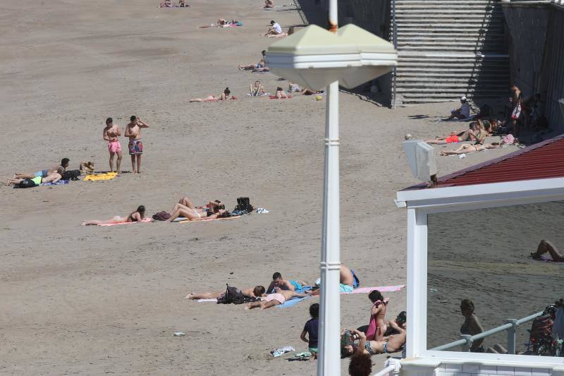 Con la entrada de Asturias en la Fase 2, muchos ciudadanos se han animado a volver a los arenales con todas las precauciones que exige el proceso de desescalada.