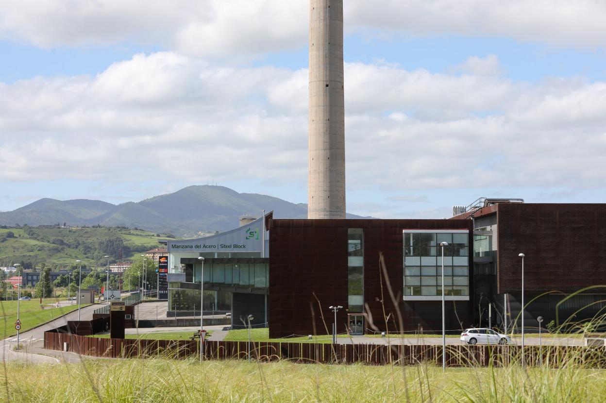 El centro de investigación de Idonial, detrás el de ArcelorMittal, la base científica del Parque Tecnológico Avilés Isla de la Innovación. 