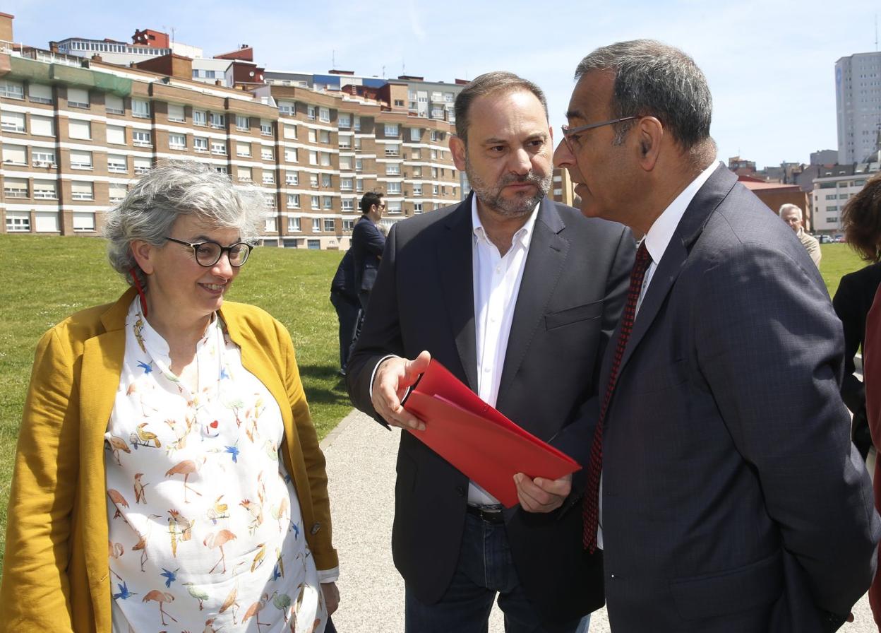 Visita del ministro José Luis Ábalos al 'solarón' hace exactamente un año, durante la campaña electoral, donde estuvo acompañado por Ana González y el entonces consejero de Infraestructuras, Fernando Lastra. 