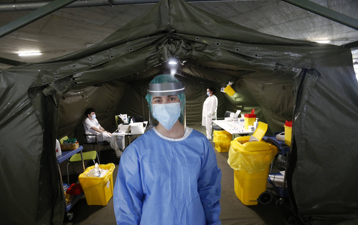 Instalado en el aparcamiento subterráneo del centro hospitalario, los profesionales siguen trabajando en la detección de posibles casos pese a que los casos registrados en la región experimentan un notable cescenso. 