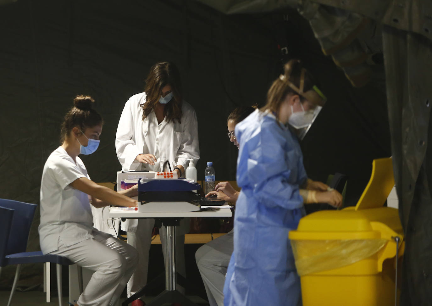 Instalado en el aparcamiento subterráneo del centro hospitalario, los profesionales siguen trabajando en la detección de posibles casos pese a que los casos registrados en la región experimentan un notable cescenso. 