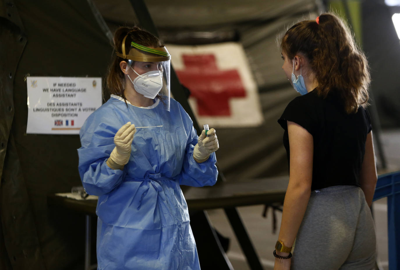 Instalado en el aparcamiento subterráneo del centro hospitalario, los profesionales siguen trabajando en la detección de posibles casos pese a que los casos registrados en la región experimentan un notable cescenso. 