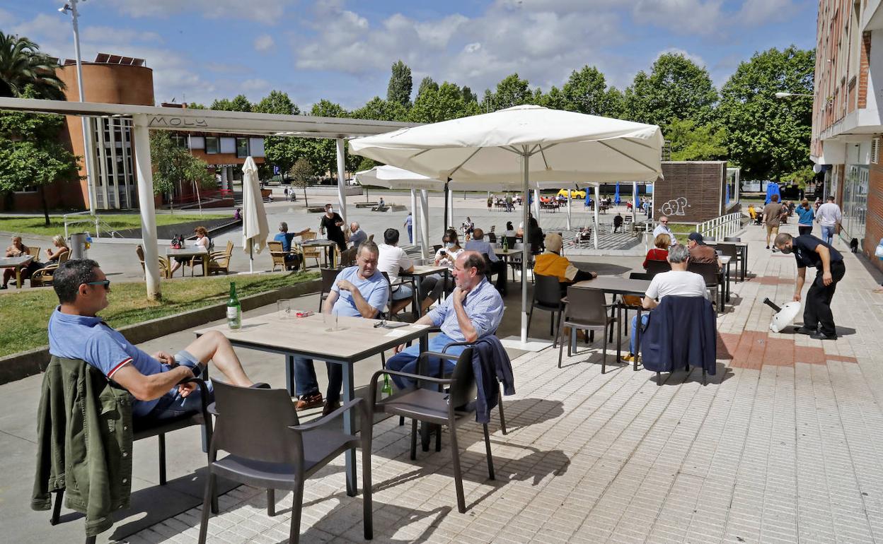 Varias personas disfrutan en una terraza de Gijón durante la desescalada. 
