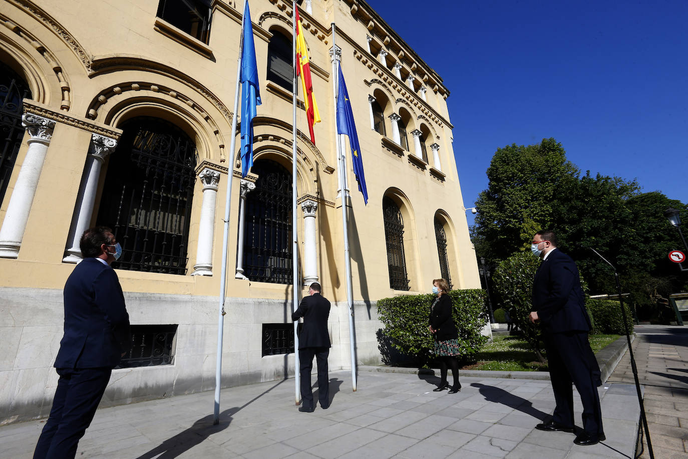 Cinco minutos de silencio, crespones negros, banderas a media asta... miembros del Gobierno regional, de los grupos parlamentarios, de los ayuntamientos, de la Delegación del Gobierno, particulares... todos han querido expresar su dolor por los fallecimientos durante la pandemia de coronavirus. España ha iniciado hoy 10 días de luto oficial.