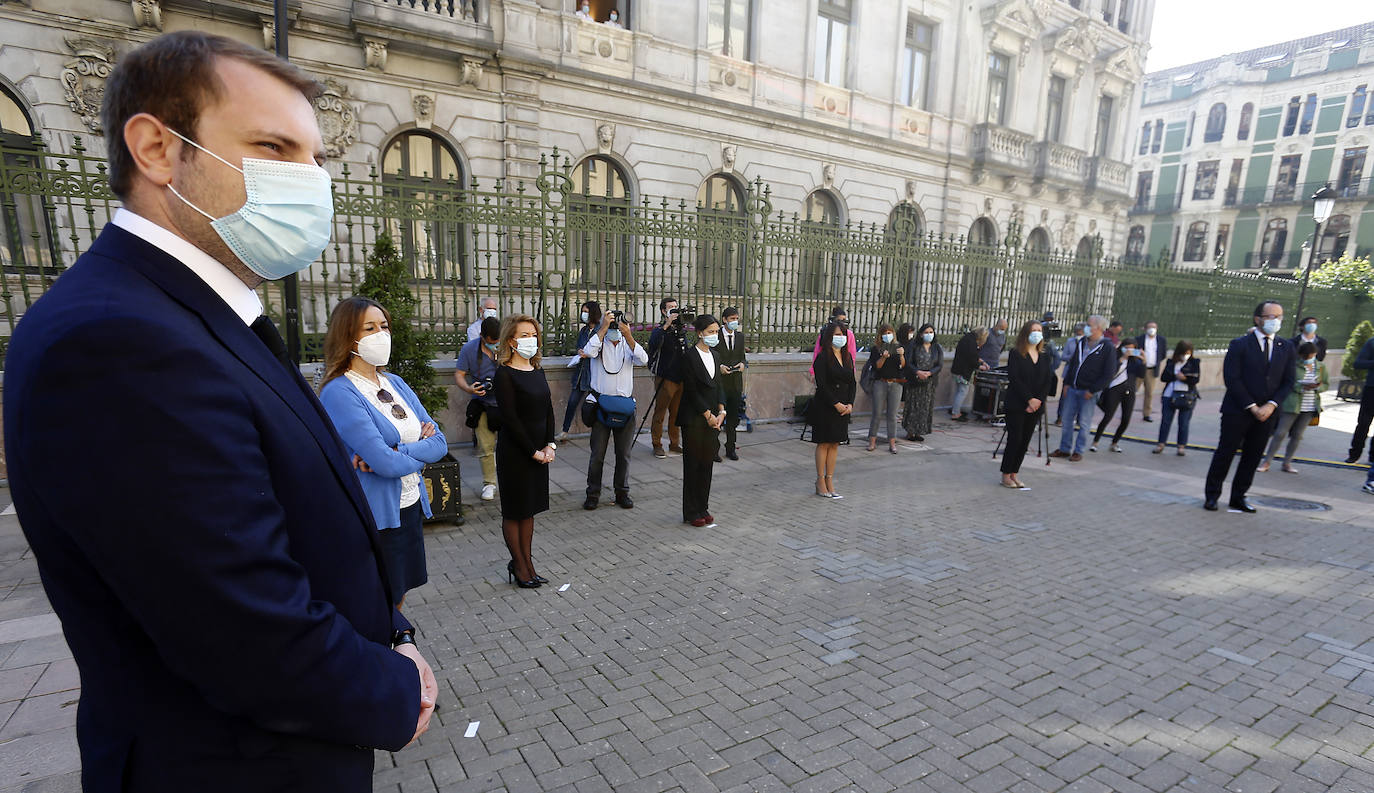Cinco minutos de silencio, crespones negros, banderas a media asta... miembros del Gobierno regional, de los grupos parlamentarios, de los ayuntamientos, de la Delegación del Gobierno, particulares... todos han querido expresar su dolor por los fallecimientos durante la pandemia de coronavirus. España ha iniciado hoy 10 días de luto oficial.