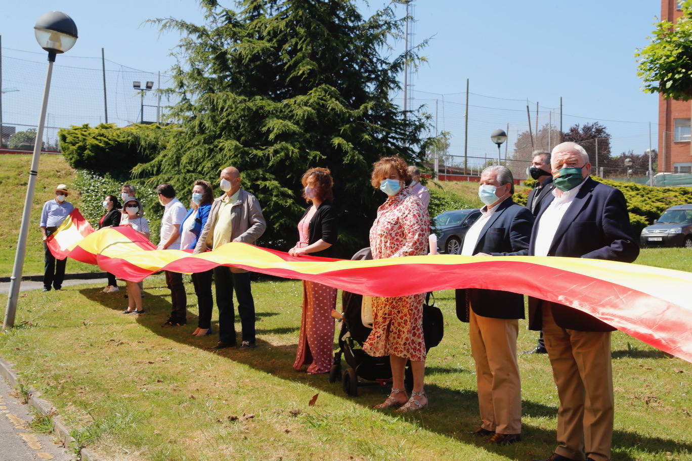 Cinco minutos de silencio, crespones negros, banderas a media asta... miembros del Gobierno regional, de los grupos parlamentarios, de los ayuntamientos, de la Delegación del Gobierno, particulares... todos han querido expresar su dolor por los fallecimientos durante la pandemia de coronavirus. España ha iniciado hoy 10 días de luto oficial.