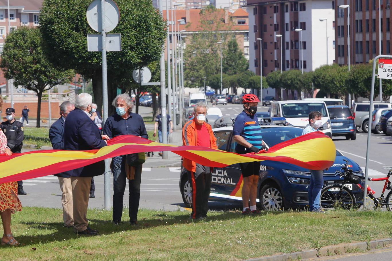 Cinco minutos de silencio, crespones negros, banderas a media asta... miembros del Gobierno regional, de los grupos parlamentarios, de los ayuntamientos, de la Delegación del Gobierno, particulares... todos han querido expresar su dolor por los fallecimientos durante la pandemia de coronavirus. España ha iniciado hoy 10 días de luto oficial.