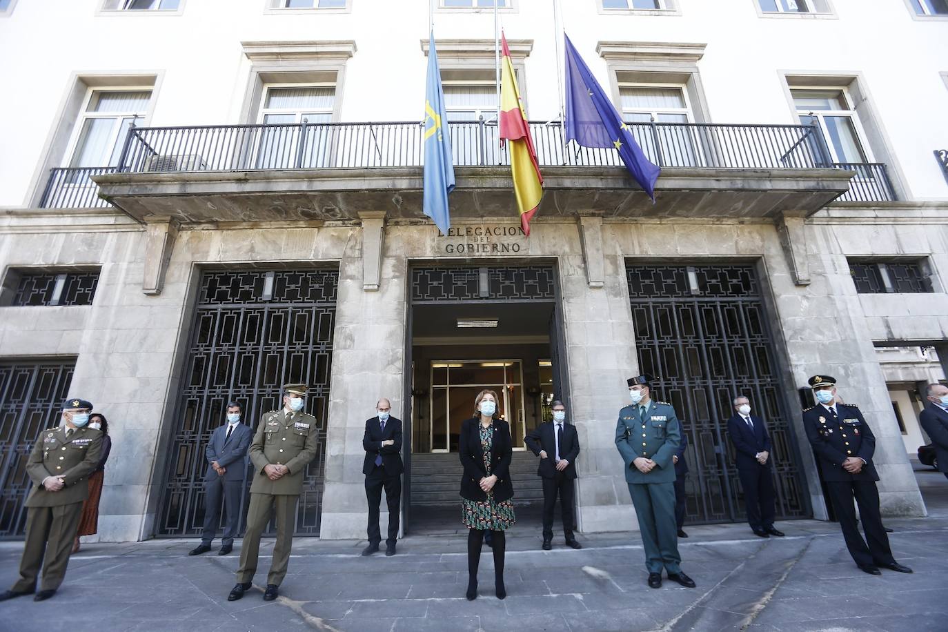 Cinco minutos de silencio, crespones negros, banderas a media asta... miembros del Gobierno regional, de los grupos parlamentarios, de los ayuntamientos, de la Delegación del Gobierno, particulares... todos han querido expresar su dolor por los fallecimientos durante la pandemia de coronavirus. España ha iniciado hoy 10 días de luto oficial.