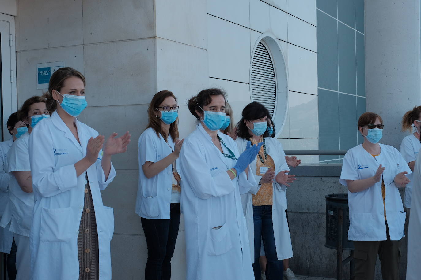 Cinco minutos de silencio, crespones negros, banderas a media asta... miembros del Gobierno regional, de los grupos parlamentarios, de los ayuntamientos, de la Delegación del Gobierno, particulares... todos han querido expresar su dolor por los fallecimientos durante la pandemia de coronavirus. España ha iniciado hoy 10 días de luto oficial.