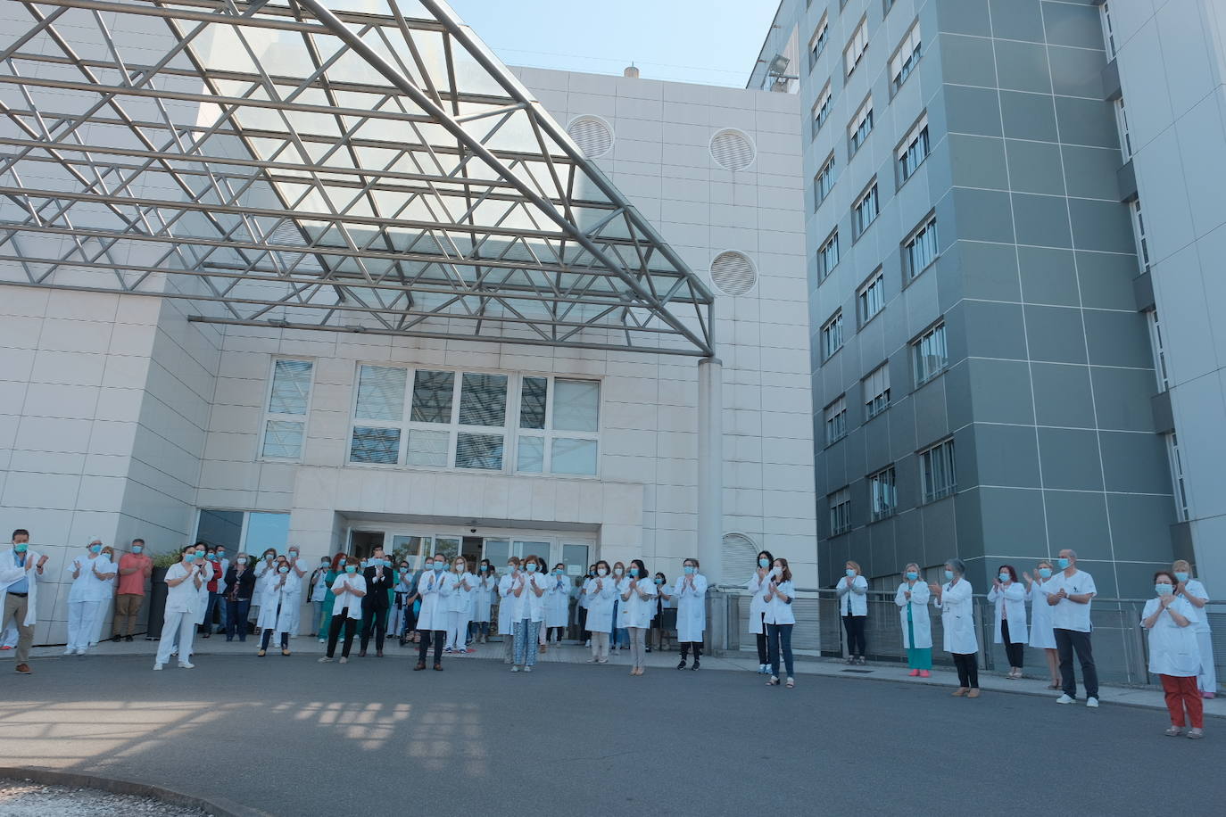Cinco minutos de silencio, crespones negros, banderas a media asta... miembros del Gobierno regional, de los grupos parlamentarios, de los ayuntamientos, de la Delegación del Gobierno, particulares... todos han querido expresar su dolor por los fallecimientos durante la pandemia de coronavirus. España ha iniciado hoy 10 días de luto oficial.
