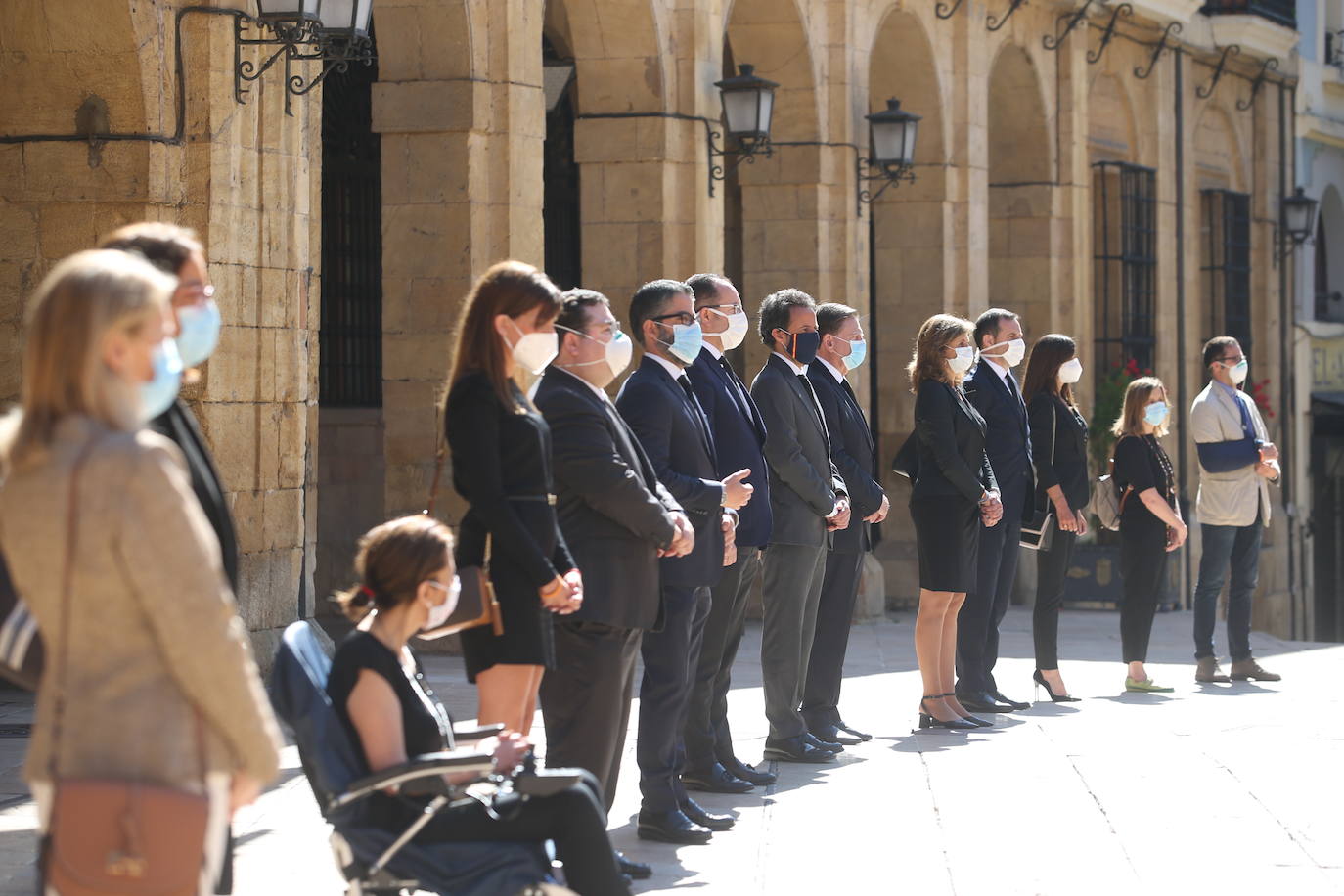 Cinco minutos de silencio, crespones negros, banderas a media asta... miembros del Gobierno regional, de los grupos parlamentarios, de los ayuntamientos, de la Delegación del Gobierno, particulares... todos han querido expresar su dolor por los fallecimientos durante la pandemia de coronavirus. España ha iniciado hoy 10 días de luto oficial.