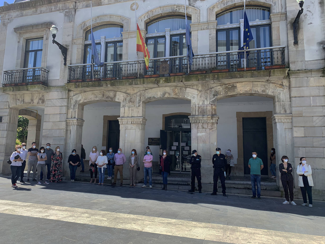 Cinco minutos de silencio, crespones negros, banderas a media asta... miembros del Gobierno regional, de los grupos parlamentarios, de los ayuntamientos, de la Delegación del Gobierno, particulares... todos han querido expresar su dolor por los fallecimientos durante la pandemia de coronavirus. España ha iniciado hoy 10 días de luto oficial.