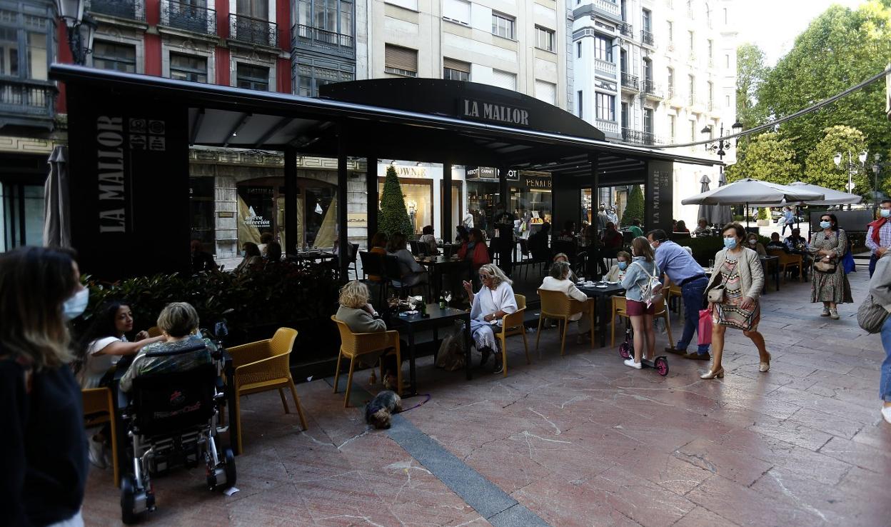 Oviedo. La confitería La Mallor, en pleno centro de la ciudad, llenó su aforo. 