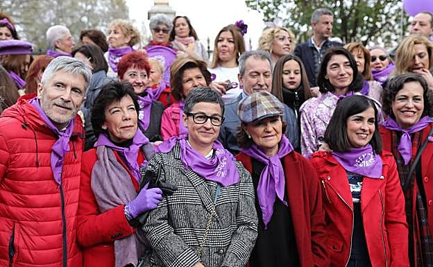 Una foto de las ministras y el ministro que acudieron a la manifestación del 8M. 