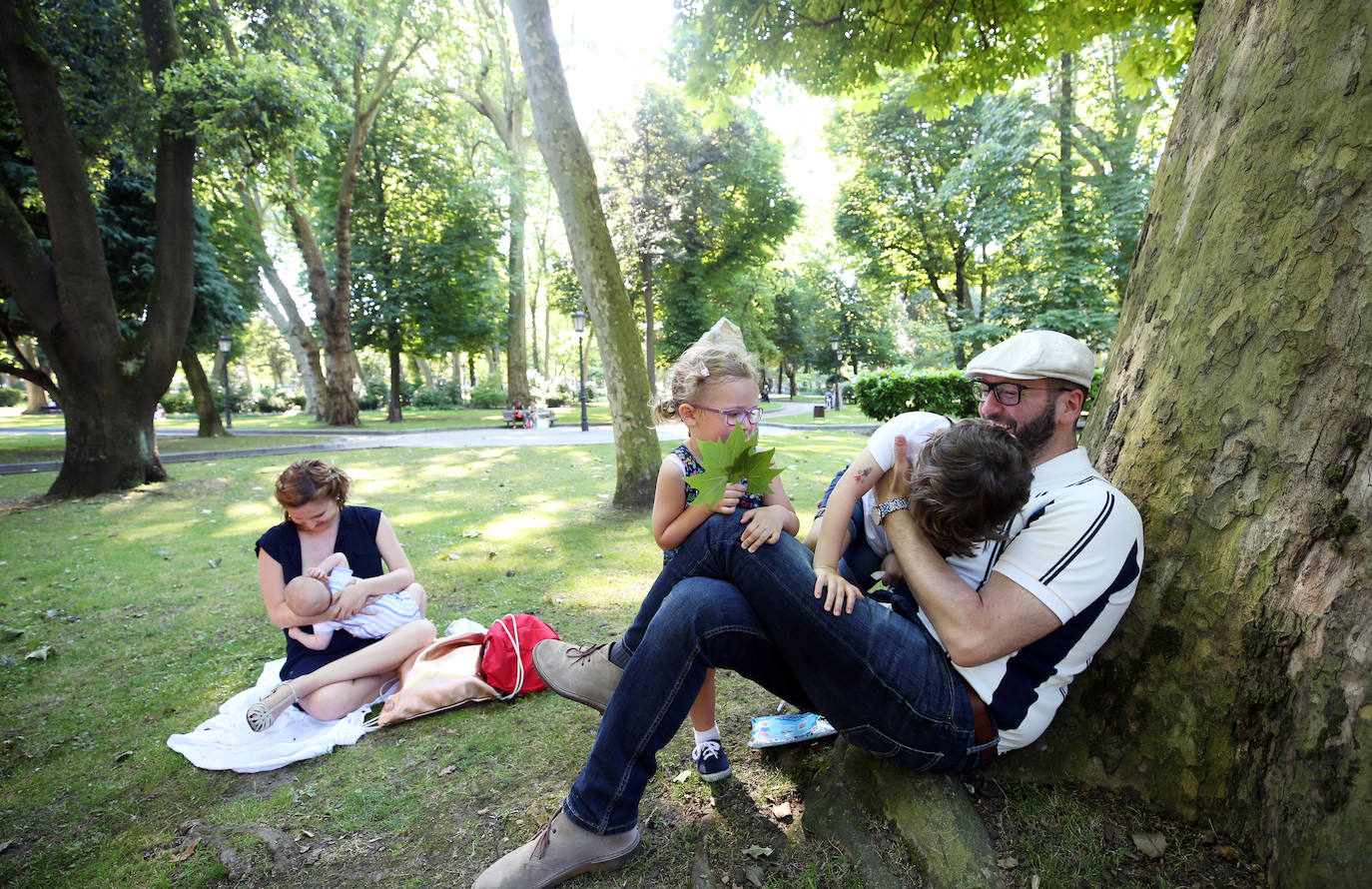 El calor ha animado este jueves a los asturianos para llenar las calles, las terrazas y las playas, en una jornada en la que algunas zonas del Principado llegarán a los 30 grados. 