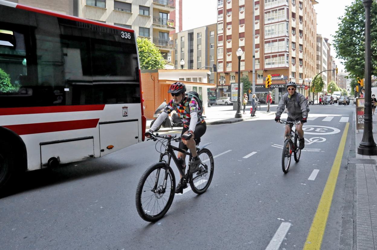 Dos ciclistas por el ciclocarril de la avenida de la Costa, ayer, a la altura de Los Campos. 