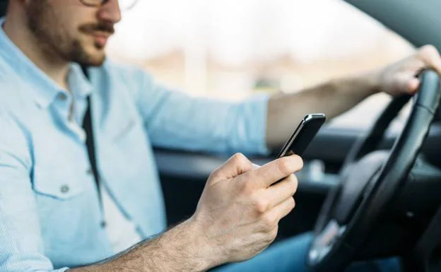 Los mensajes que la DGT mandará a los conductores a través del móvil para notificar multas 