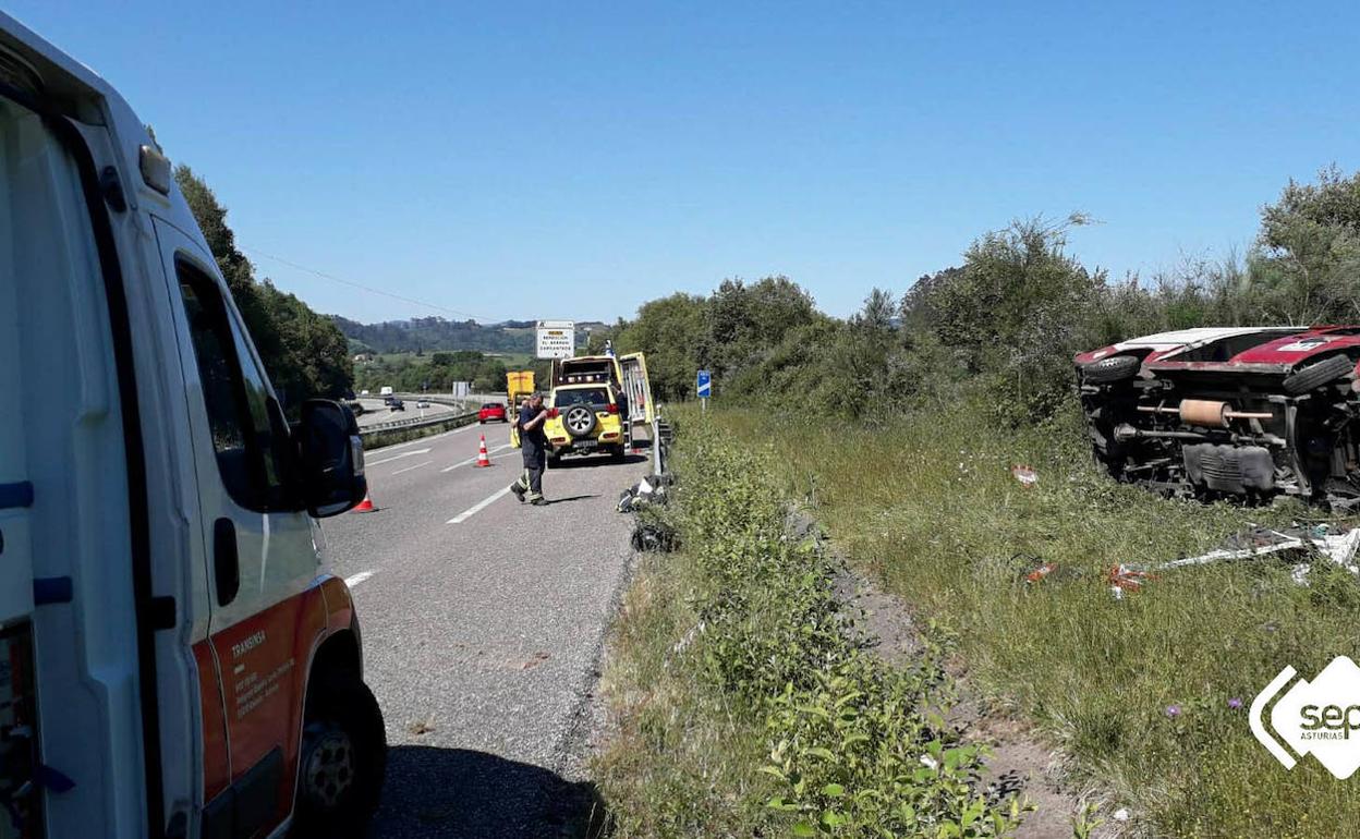 A la derecha, la furgoneta accidentada