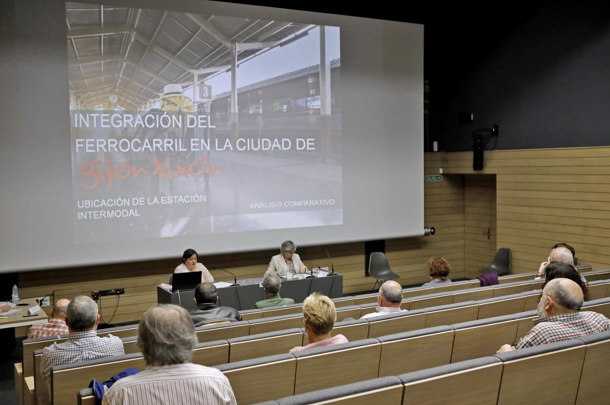 La alcaldesa presidió la reunión en el salón de actos de la Escuela de Comercio. 