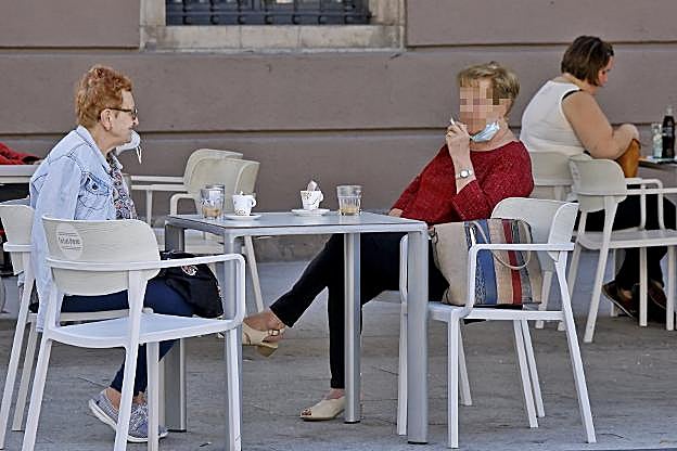 El humo del tabaco en las terrazas eleva el riesgo de contagiarse por coronavirus