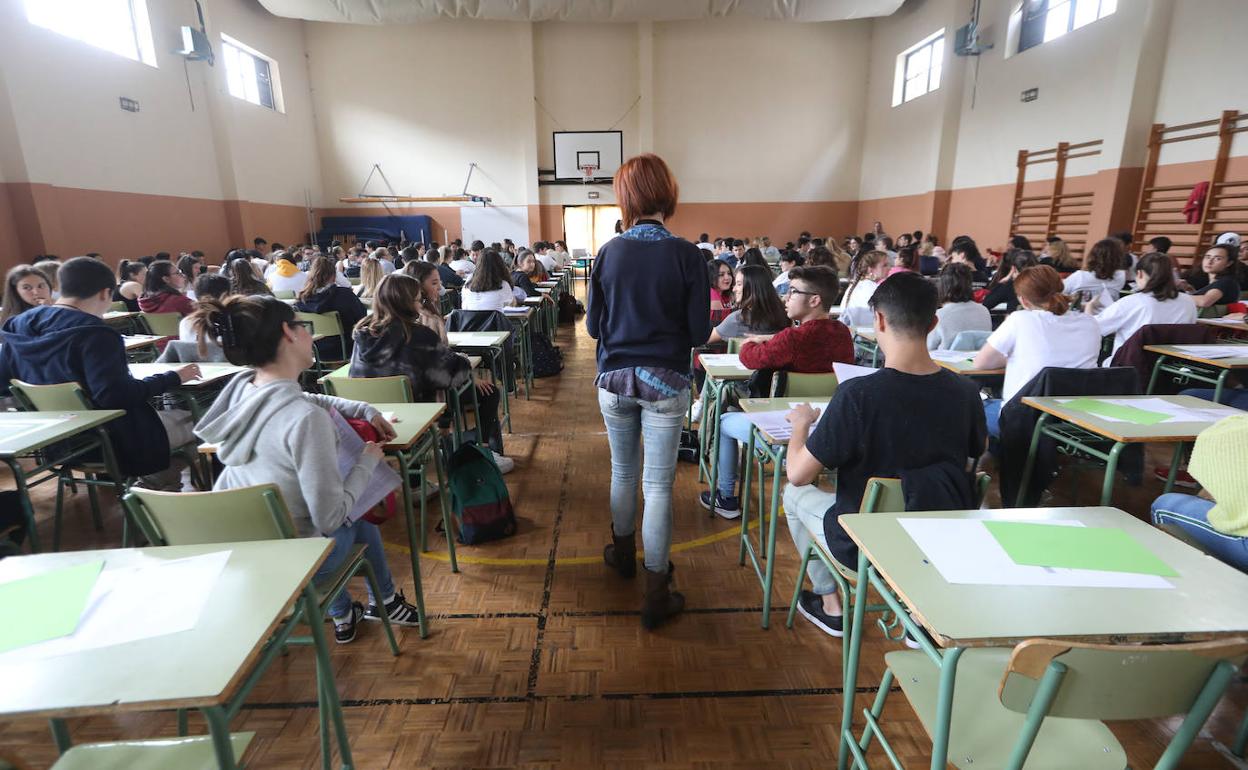 Estudiantes en la prueba de Evaluación de Bachillerato para el Acceso a la Universidad 