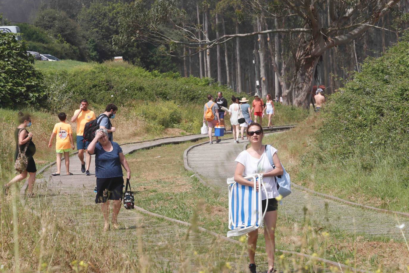 Fotos: Las playas asturianas, con numerosas visitas y controles a pesar de la niebla