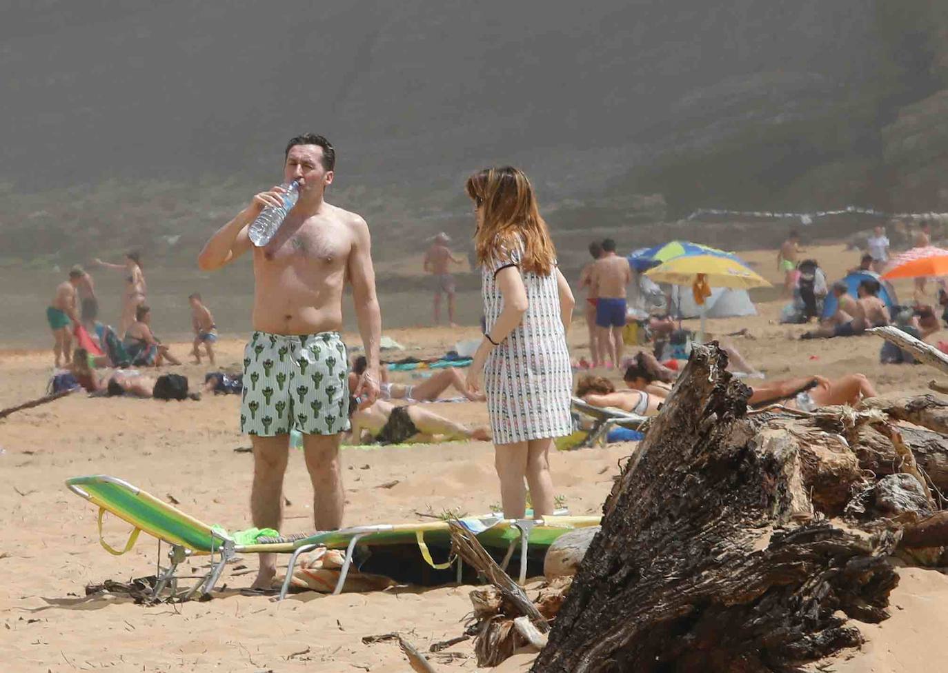 Fotos: Las playas asturianas, con numerosas visitas y controles a pesar de la niebla